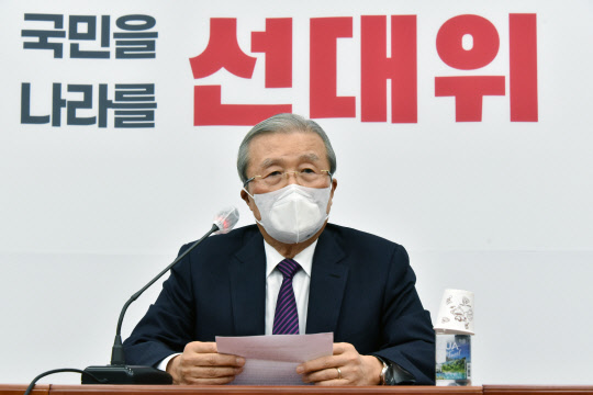 김종인 국민의힘 총괄선대위원장이 16일 국회에서 기자간담회를 하고 있다. 국회사진기자단=연합뉴스